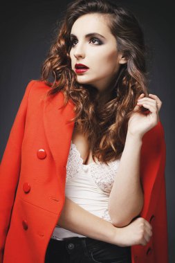 Studio gri arka plan üzerinde poz güzel ve genç birbayan. Fas