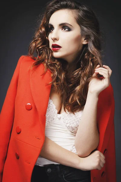 Studio gri arka plan üzerinde poz güzel ve genç birbayan. Fas