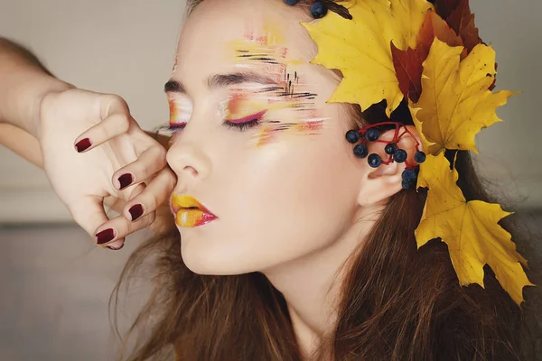 Красивая молодая женщина с осенью макияж позируя в студии над — стоковое фото