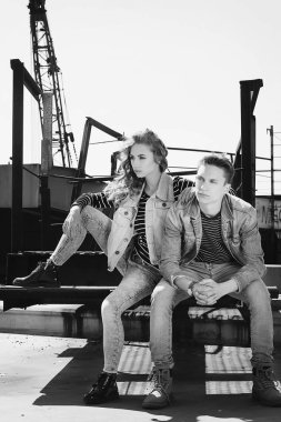 Genç güzel çift giyen kot giysiler ışığında moda.