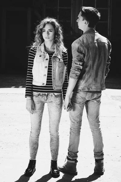 Jeune beau couple de mode portant des vêtements de jeans à la lumière du jour — Photo