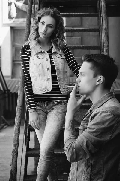 Young beautiful fashion couple wearing jeans clothes in daylight — Stock Photo, Image