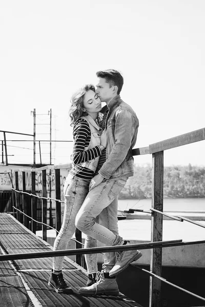 Молодая красивая пара в джинсовой одежде при дневном свете — стоковое фото
