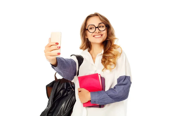 Porträt einer schönen jungen Frau, die ein Selfie mit dem Smartphone macht — Stockfoto