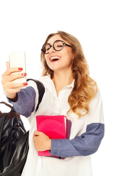 Porträt einer schönen jungen Frau, die ein Selfie mit dem Smartphone macht — Stockfoto