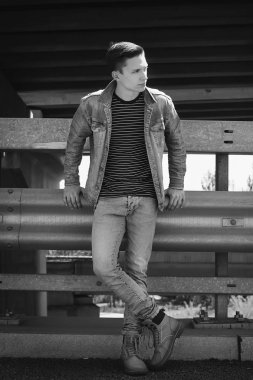 Genç çekici giyen denim giysiler açık havada adam. Moda con