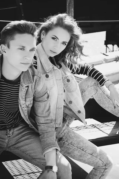 Mooie jonge mode paar dragen jeans kleding bij daglicht — Stockfoto