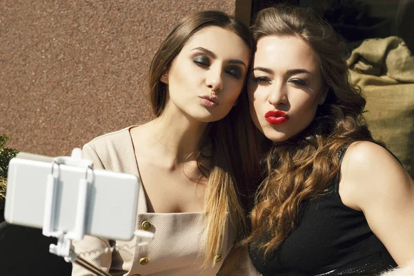 Dwie młode piękne kobiety szczęśliwy robić selfie na zewnątrz — Zdjęcie stockowe