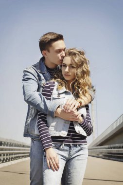 Genç güzel çift giyen kot giysiler ışığında moda.