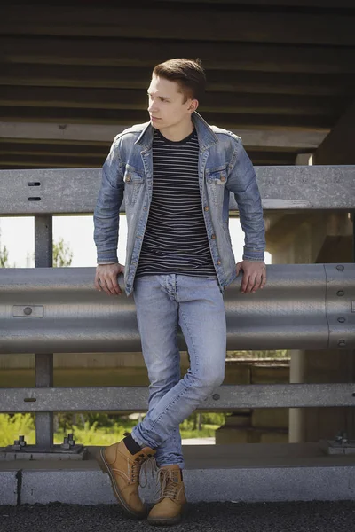 Młody atrakcyjny mężczyzna noszenie jeansowe ubrania na zewnątrz. Con moda — Zdjęcie stockowe