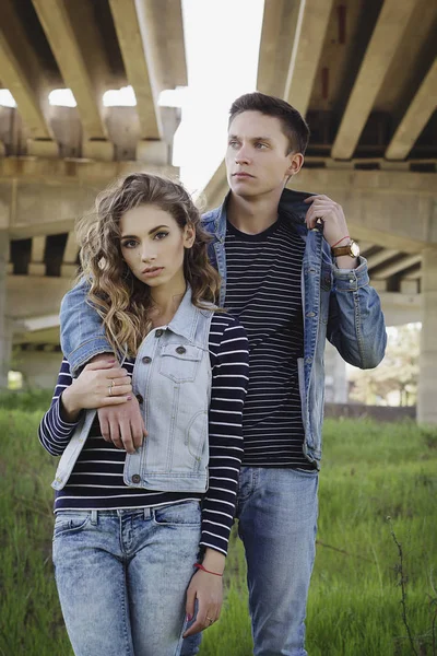 Gyönyörű fiatal pár viselt farmer ruha divat napfény — Stock Fotó