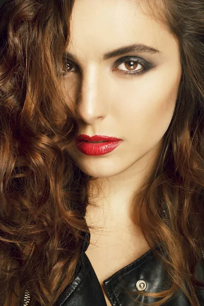 Siyah deri ceket gri b üzerinde poz güzel genç kadın