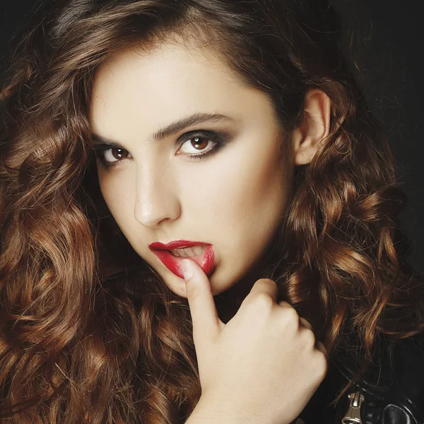 Siyah deri ceket gri b üzerinde poz güzel genç kadın