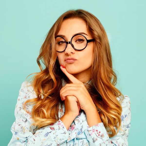 Retrato de una hermosa joven estudiante con gafas sobre bac azul —  Fotos de Stock