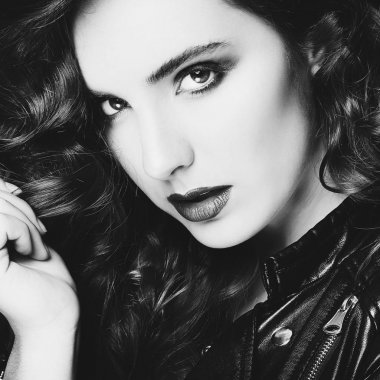 Siyah deri ceket gri b üzerinde poz güzel genç kadın