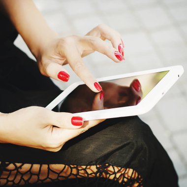 Tablet açık havada tutan kadının elleri