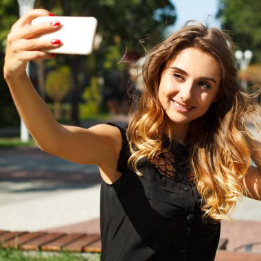 Selfie akıllı telefon yapmak güzel bir genç kadının portresi