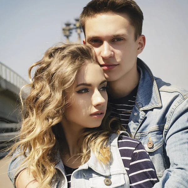 Jovem casal de moda bonita vestindo roupas jeans à luz do dia — Fotografia de Stock