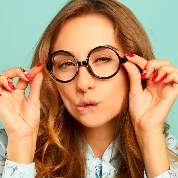 Pěkný obrázek dívka, která nosí brýle modré pozadí — Stock fotografie
