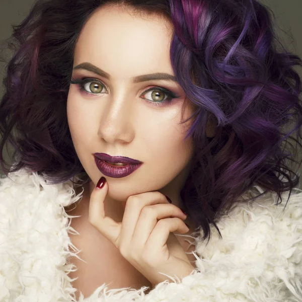 Ritratto di bella modella sexy con capelli viola sopra g — Foto Stock