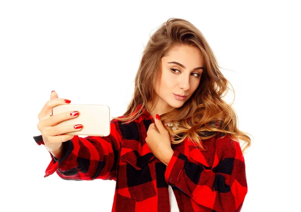 Porträt einer schönen jungen Frau, die ein Selfie mit dem Smartphone macht — Stockfoto
