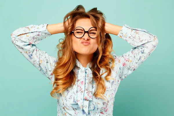 Gözlük takan ve hatıraları güzel bir genç öğrenci portresi