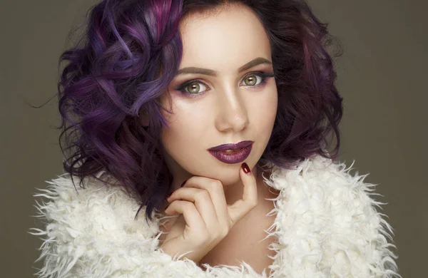 Retrato de modelo de moda sexy hermosa con pelo púrpura sobre g — Foto de Stock