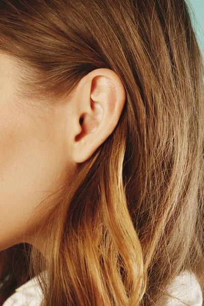Vrouwelijke oor close-up — Stockfoto
