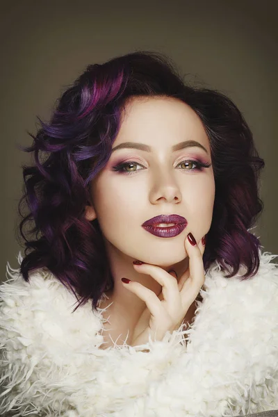 Porträtt av vackra sexiga modell med lila hår över g — Stockfoto