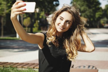 Selfie akıllı telefon yapmak güzel bir genç kadının portresi