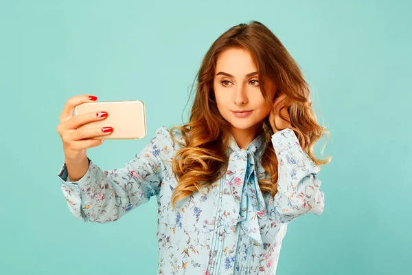 Portret van een mooie jonge vrouw selfie maken op smart phone — Stockfoto
