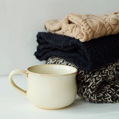 Resim rahat kazak ve kahve ya da çay beyaz bac üzerinde