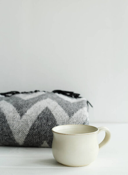 Picture  of warm plaid and cup of coffee or tea over white backg — Stock Photo, Image