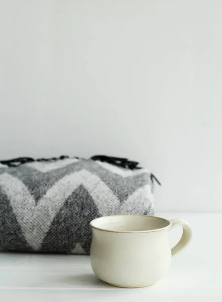 Изображение теплой клетчатки и чашки кофе или чая на белом фоне Стоковая Картинка