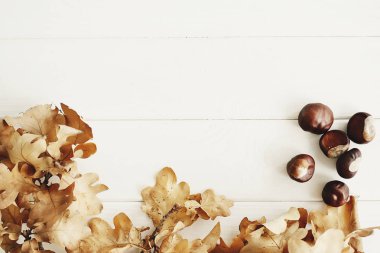 Sonbahar yaprakları üzerinde ahşap arka plan resmini