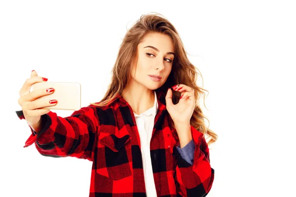 Porträt einer schönen jungen Frau, die ein Selfie mit dem Smartphone macht — Stockfoto