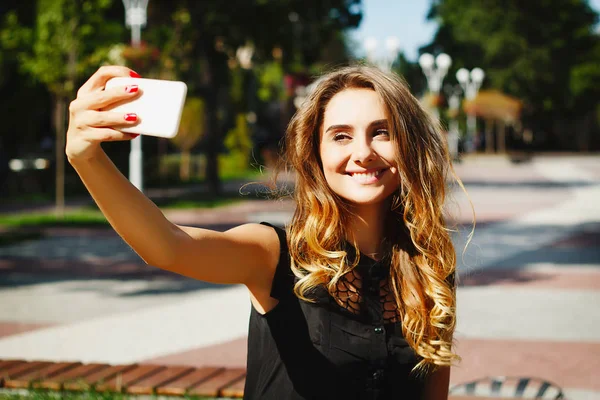 Selfie akıllı telefon yapmak güzel bir genç kadının portresi