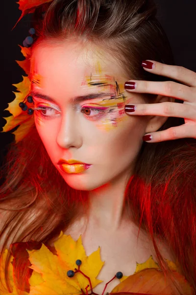 Sonbahar ile güzel genç kadın olun studio üzerinden poz 