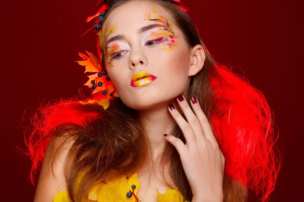 Hermosa joven con maquillaje de otoño posando en el estudio sobre — Foto de Stock