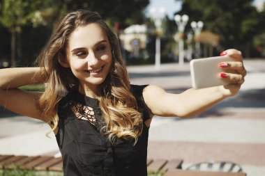 Selfie akıllı telefon yapmak güzel bir genç kadının portresi