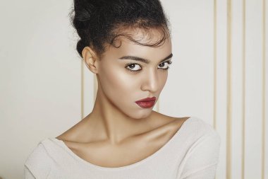 Genç güzel afroamerican kadın Studio. Moda kavramı.