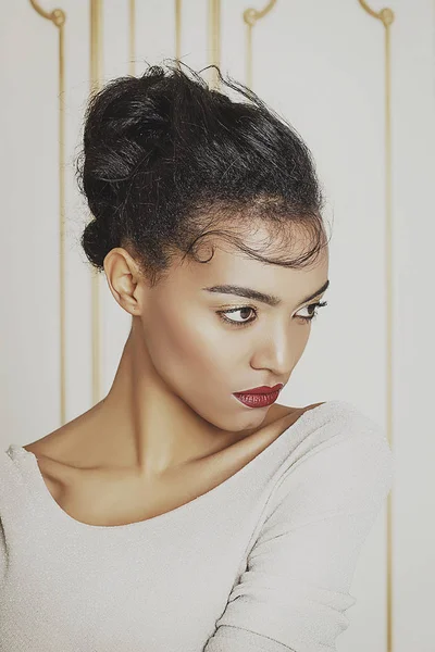Giovane bella donna afroamericana in studio. Concetto moda . — Foto Stock
