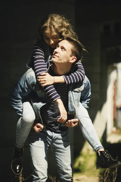 Junges schönes Modepaar trägt Jeans-Kleidung bei Tageslicht — Stockfoto