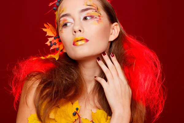 Hermosa joven con maquillaje de otoño posando en el estudio sobre — Foto de Stock