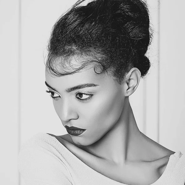 Genç güzel afroamerican kadın Studio. Moda kavramı.