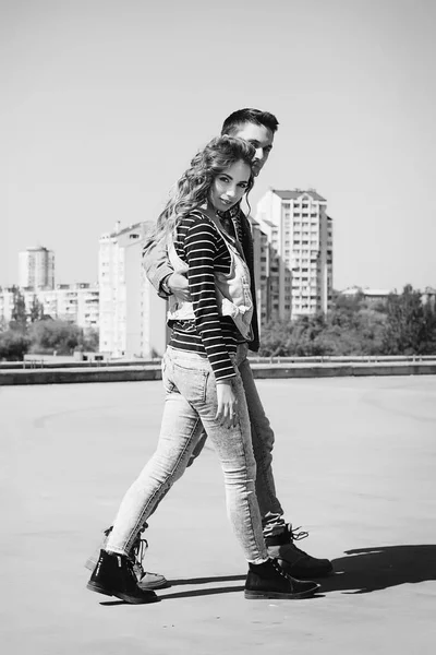 Young beautiful fashion couple wearing jeans clothes in daylight — Stock Photo, Image