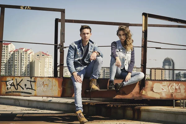 Giovane bella coppia di moda indossa vestiti jeans alla luce del giorno — Foto Stock