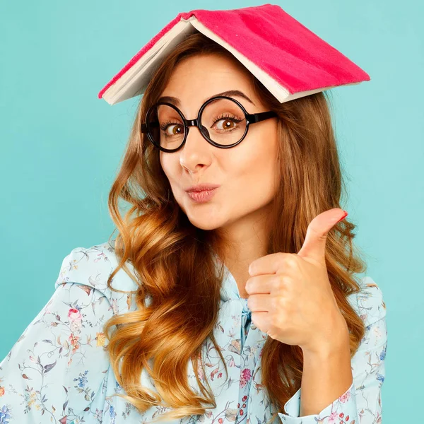 Güzel genç öğrenci kitap üstünde onun baş ve giyen gla