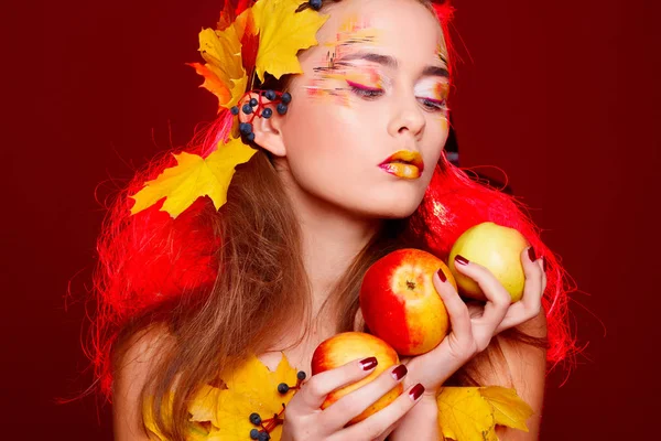 Schöne junge Frau mit Herbstschminke, Äpfel in der Hand — Stockfoto