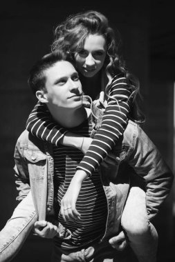 Genç güzel çift giyen kot giysiler ışığında moda.